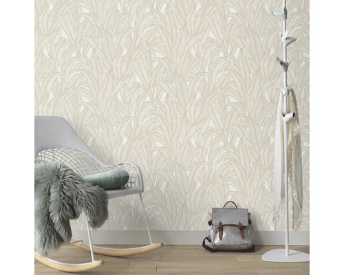 Raumansicht mit floral gemusterter Tapete, Stuhl, Garderobenständer und Rucksack