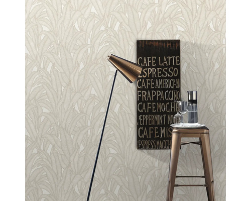 Szene mit Tapete mit Blattmuster, Stehlampe, Barhocker, Getränkekaraffe, Gläsern und Kaffeetafel