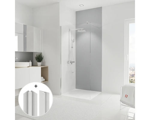 Badezimmer mit Dusche, Waschbecken und Profilen