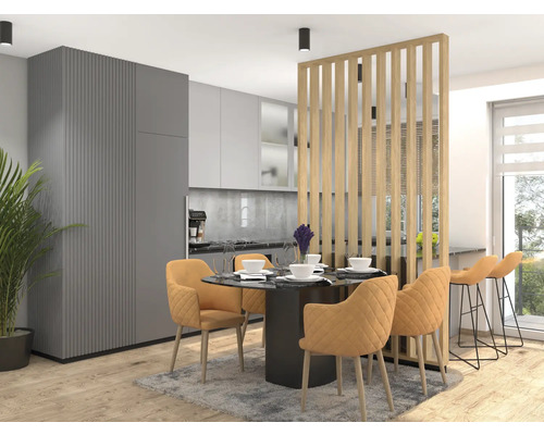 Helle Küche mit Esstisch, Stühlen und Küchentheke