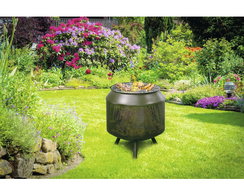 Runde Feuerschale aus Metall mit Grillrost im Garten