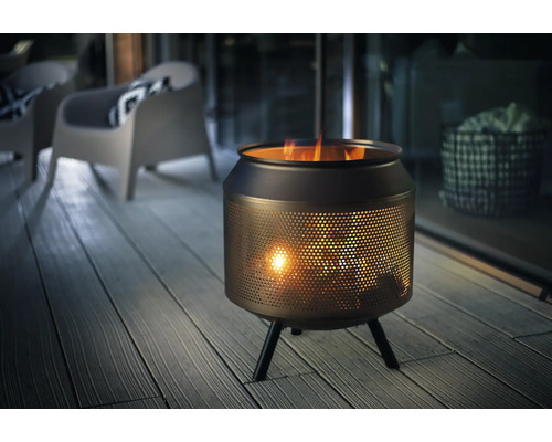 Feuerstelle aus Metall mit Holz auf einer Terrasse