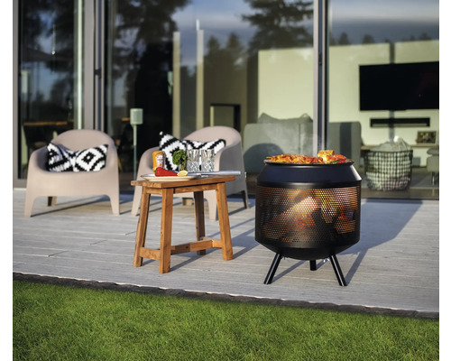 Außenszene mit Grill, Gartentisch und zwei Stühlen auf einer Terrasse