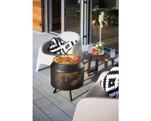 Außensitzbereich mit Grillstelle, Stühlen und Beistelltisch auf einer Terrasse