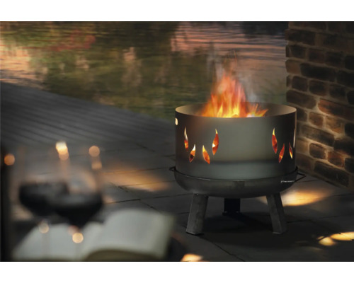 Feuerstelle mit Flammen im Freien auf Terrasse