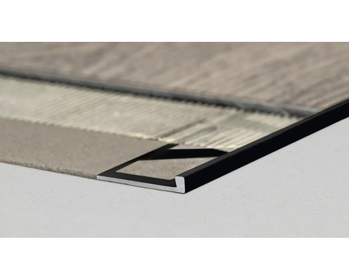 Detailaufnahme eines Bodenprofils aus Metall