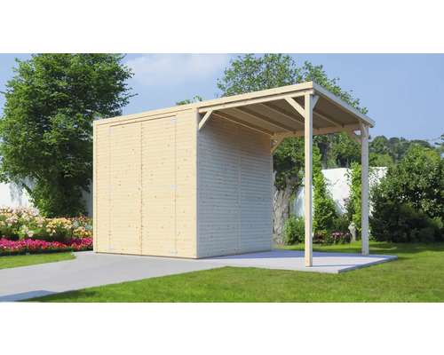 Holzgerätehaus mit Carport im Garten.