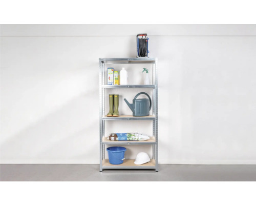 Regal mit Gartengeräten und Zubehör