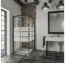 Badezimmer mit Duschkabine, Waschbecken und Spiegel in modernem Design