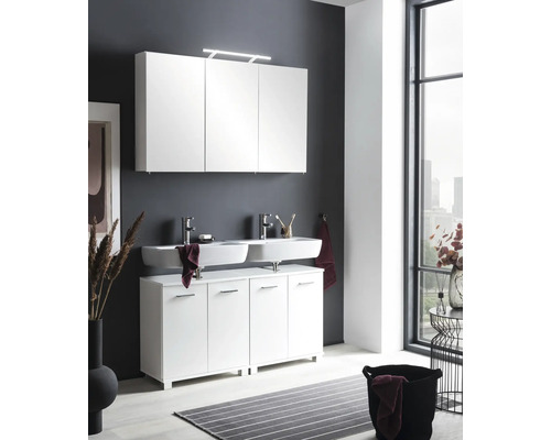 Modernes Badezimmer mit weißem Waschtischunterschrank, Aufsatzwaschbecken, Spiegelschrank und Handtuch