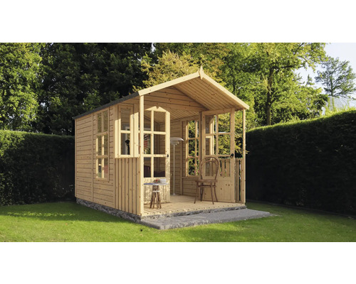Holzgartenhaus mit Fenstern und teilweise geöffneten Türen im Garten