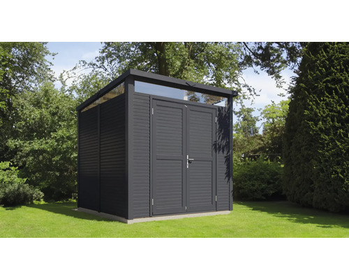 Geräteschuppen mit Doppeltür und Fenster im Garten.