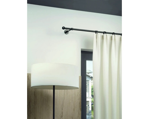 Gardinenstange mit Vorhang an einer Wand montiert.