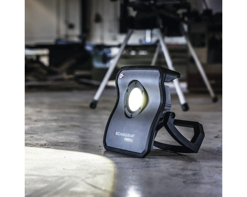 Scangrip Lampe mit Stativ im Hintergrund