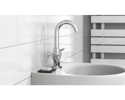 Waschbecken mit Armatur und Seife im modernen Badezimmer