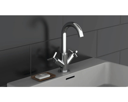 Waschtischarmatur mit Kreuzgriffen und Seife