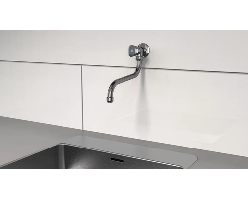 Wandarmatur über einem Spülbecken