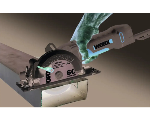 WORX Kreissäge beim Schneiden eines Metallstücks