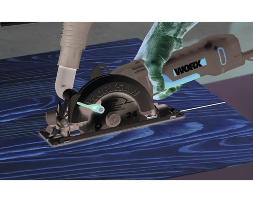 Handkreissäge der Marke Worx beim Sägen von Holz