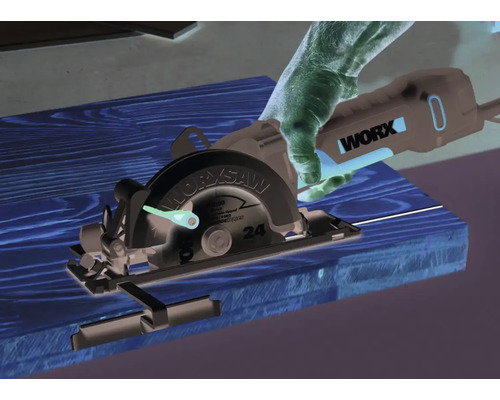 Eine Hand bedient eine Handkreissäge der Marke Worx beim Sägen von Holz.