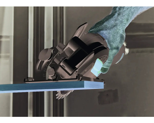 Eine Hand bedient eine Handkreissäge, die ein Holzbrett sägt.