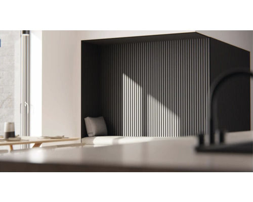 Modernes Zimmer mit Sitzbereich, Wandverkleidung und Kissen