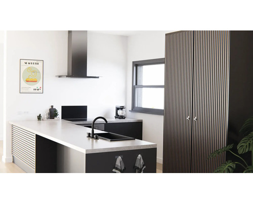 Helle Küche mit Kücheninsel, Dunstabzugshaube und Hochschrank mit Lamellenfront.