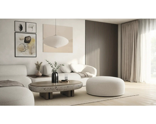 Wohnzimmer mit Sofa, Sessel, Couchtisch und Dekoration