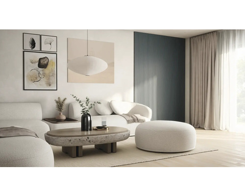 Wohnzimmer mit Sofa, Hocker, Couchtisch und Dekorationsartikeln