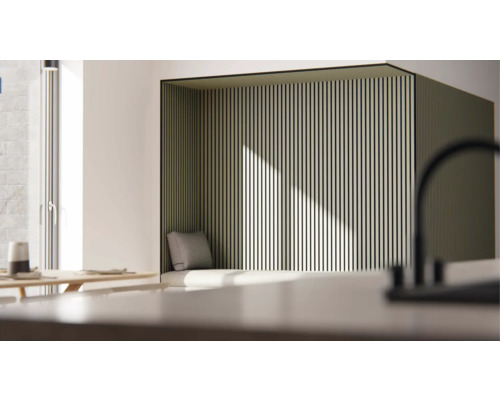 Helle Leseecke mit Holzpaneelen und Sitzkissen.