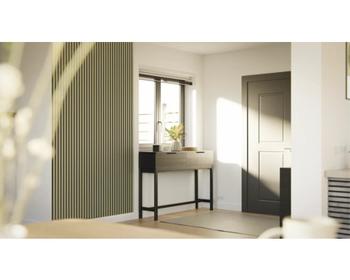 Eingangsbereich mit Holzpaneelwand, Konsole, Fenster und Tür