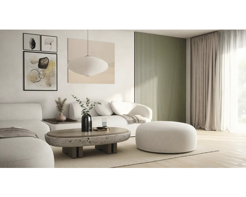 Wohnzimmer mit Sofa, Couchtisch, Hocker und dekorativen Elementen für eine gemütliche Atmosphäre