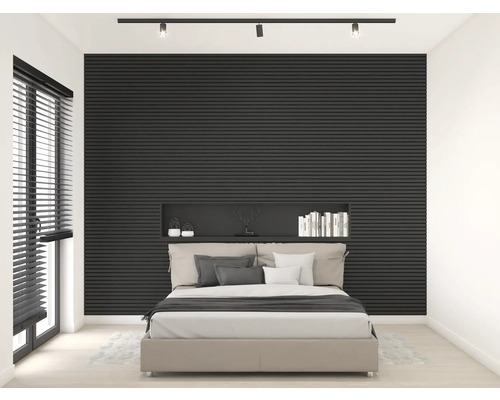 Schlafzimmer mit Doppelbett, Bücherregal und Fenster mit Jalousien