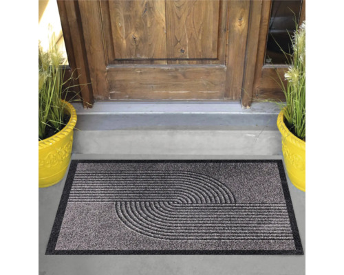 Fußmatte mit Halbkreis-Muster vor einer Haustür