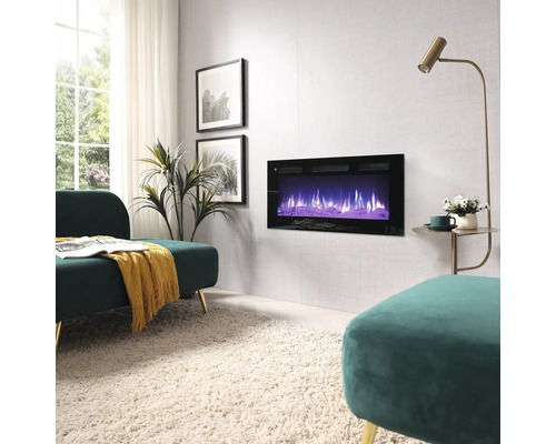 Wohnzimmer mit Elektrokamin an der Wand, Sofa und Dekoration