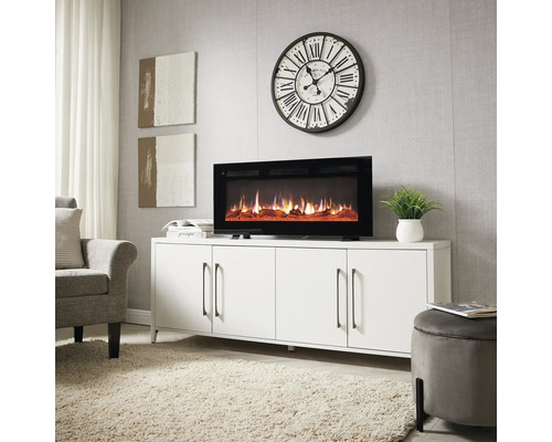 Wohnzimmer mit weißem Sideboard, elektrischem Kamin, Wanduhr und Dekoration