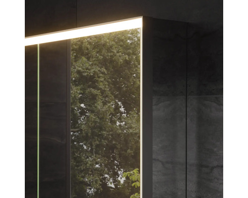 Detailaufnahme eines Spiegelschranks mit Beleuchtung