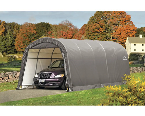 Auto steht in einer grauen mobilen Garage im Freien.