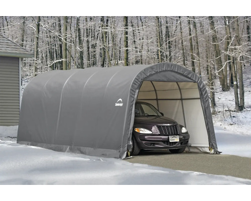 Graue Auto-Garage mit Auto im Winter