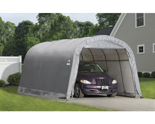 Graue Auto-Garage mit Auto vor einem Haus