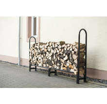 Holzlagerregal gefüllt mit Brennholz