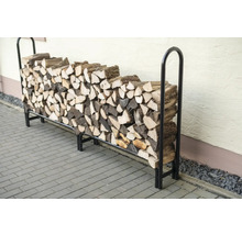 Brennholzregal aus Metall mit gestapeltem Holz