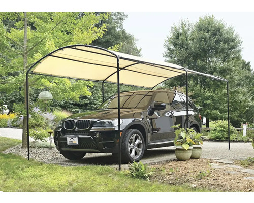 Auto unter einem Carport mit Stoffdach