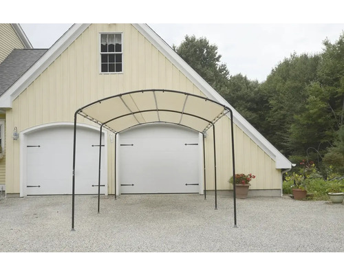 Pergola vor einer Garage mit zwei Toren