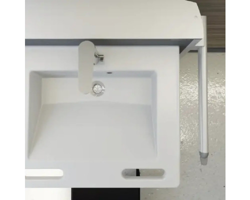 Aufnahme von oben eines weißen Waschtisches mit Armatur