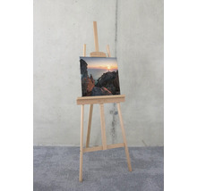 Staffelei mit Leinwandbild einer Küstenlandschaft