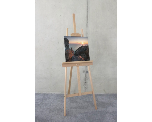 Staffelei mit Leinwandbild einer Küstenlandschaft