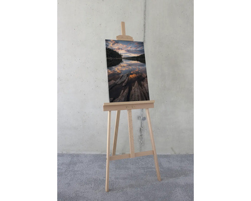 Staffelei mit Leinwandbild einer Naturlandschaft