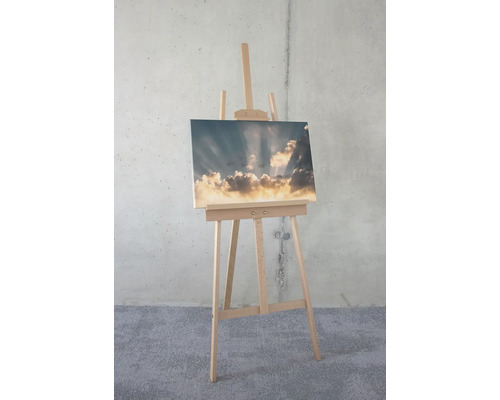 Staffelei mit Leinwand und Wolkenmotiv