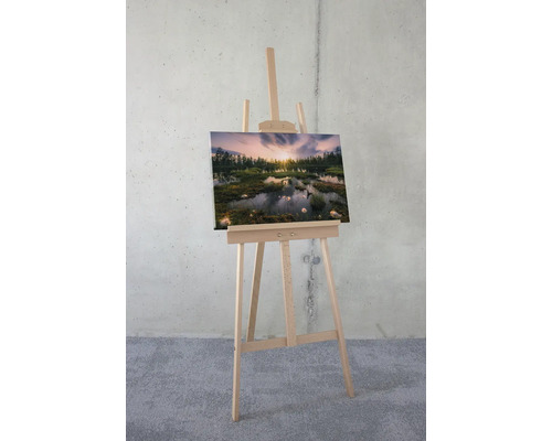 Staffelei mit Leinwandbild einer Moorlandschaft im Sonnenaufgang
